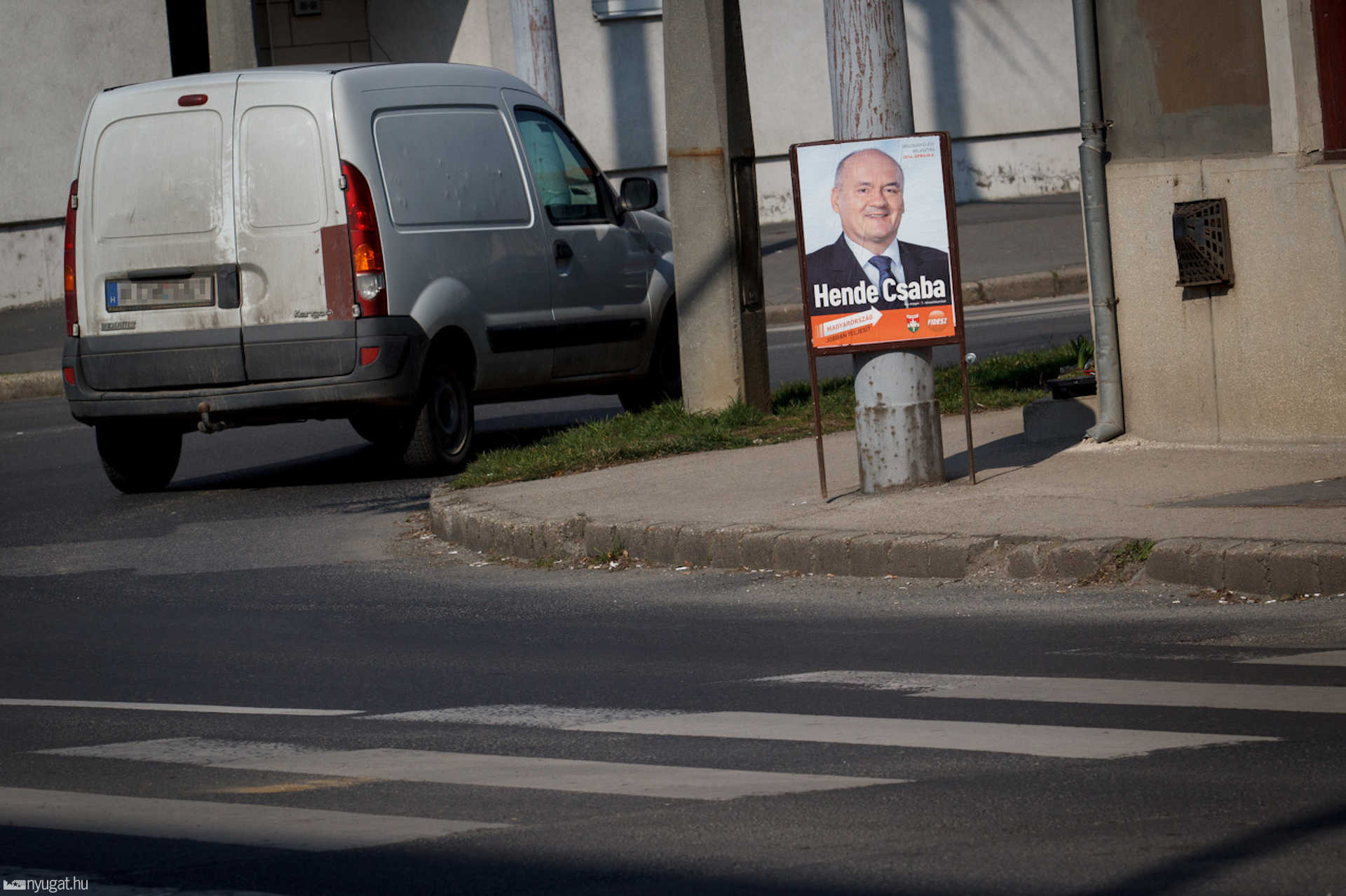 Szabálytalanul kihelyezett politikai plakátok