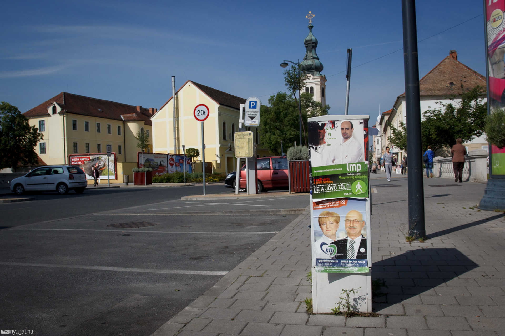 Kint hagyott választási plakátok, matricák