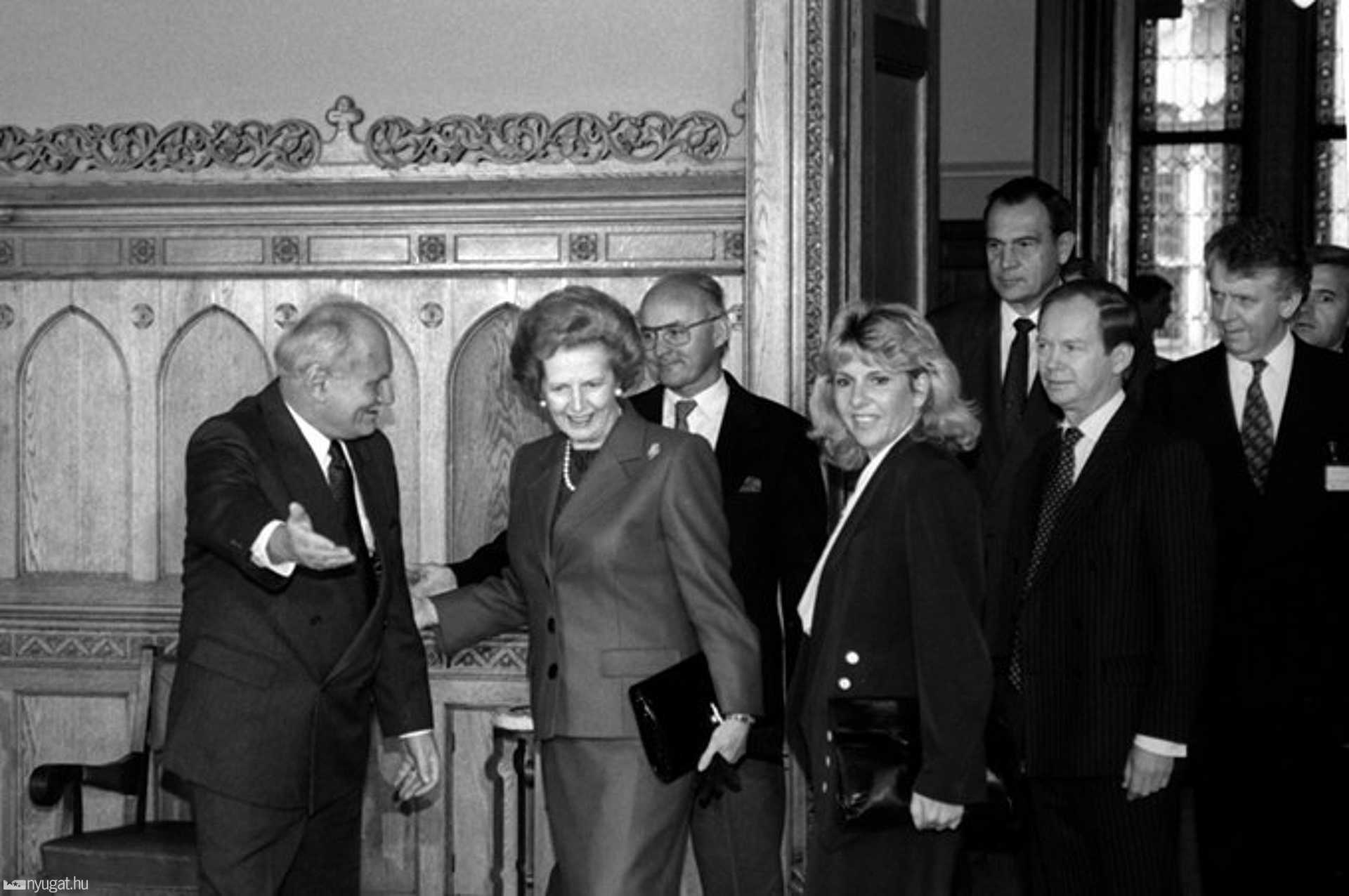 Göncz Árpád fogadja Margaret Thatcher brit miniszterelnököt a Parlamentben 1990. szeptember 18.