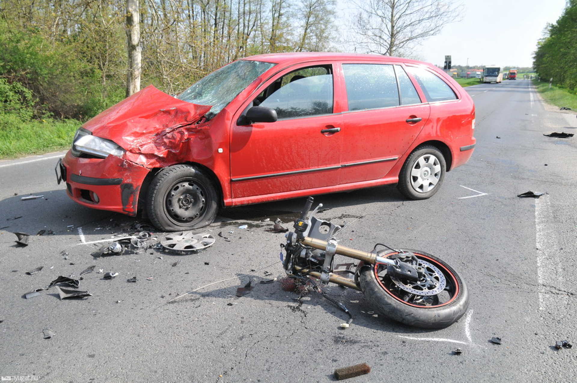 Súlyos motorosbaleset a 86-os úton