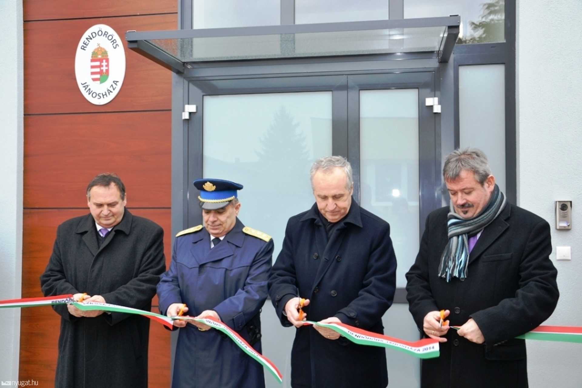 Átadták az új rendőrőrsöt Jánosházán