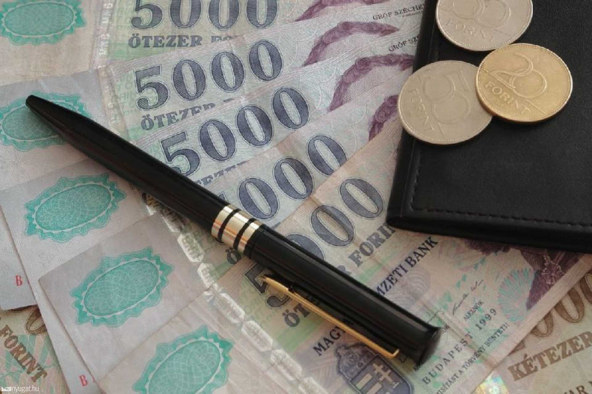 Mélyrepülésbe kezdett pénteken a forint