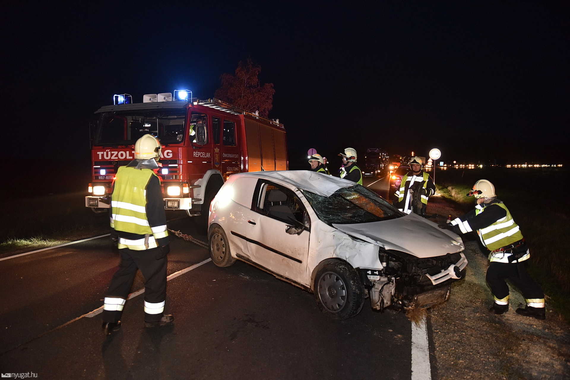 Árokba borult a VW Répcelaknál