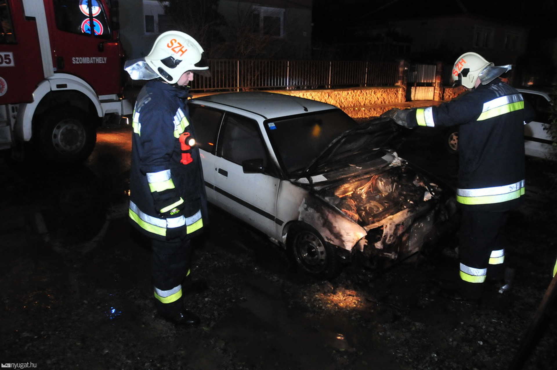 Parkoló autó gyulladt ki a Négyesi utcában, Szombathelyen