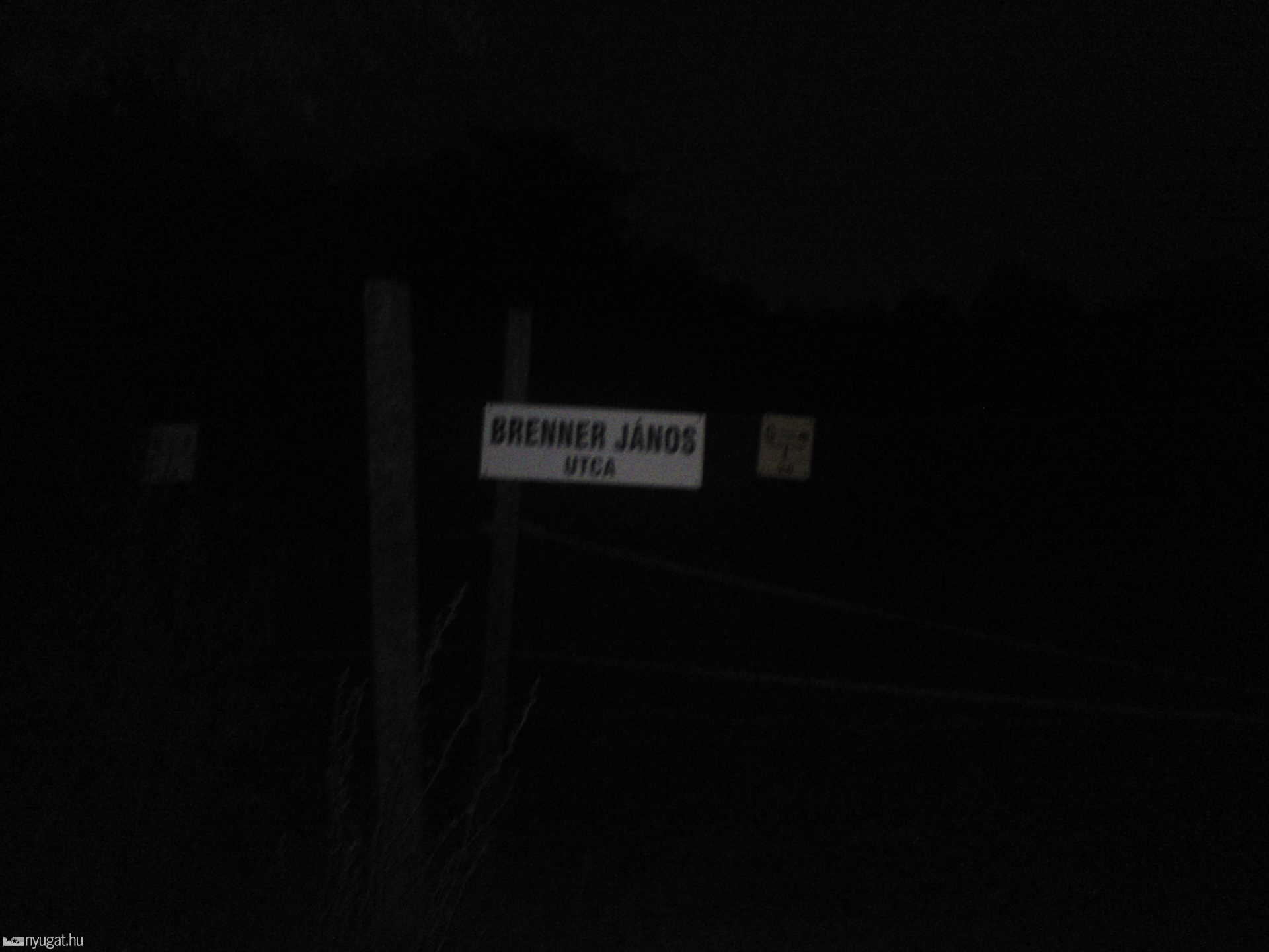 nincs közvilágítás az eredi iskola lakóparkban