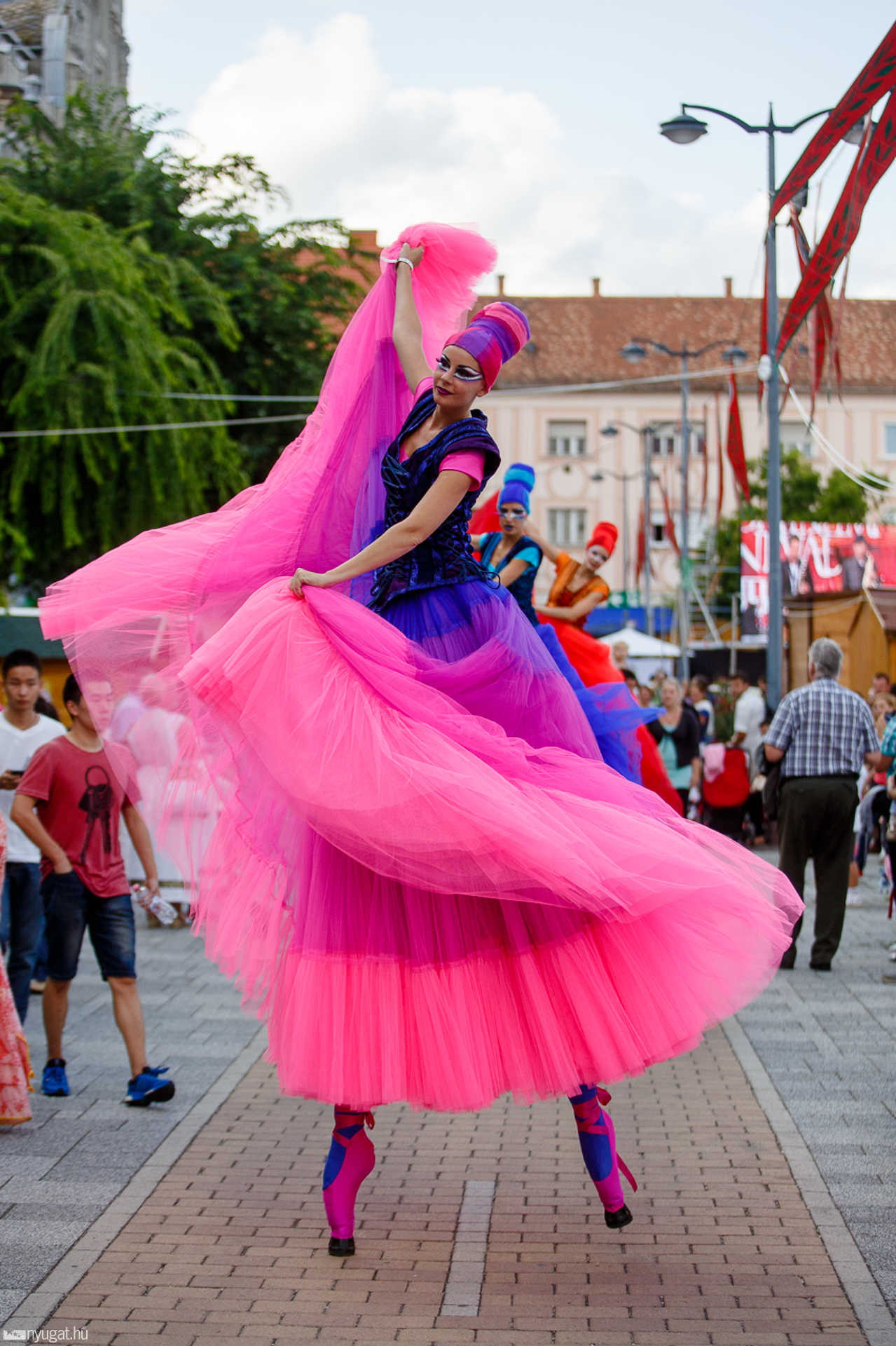 Gólyalábasok a Fő téren