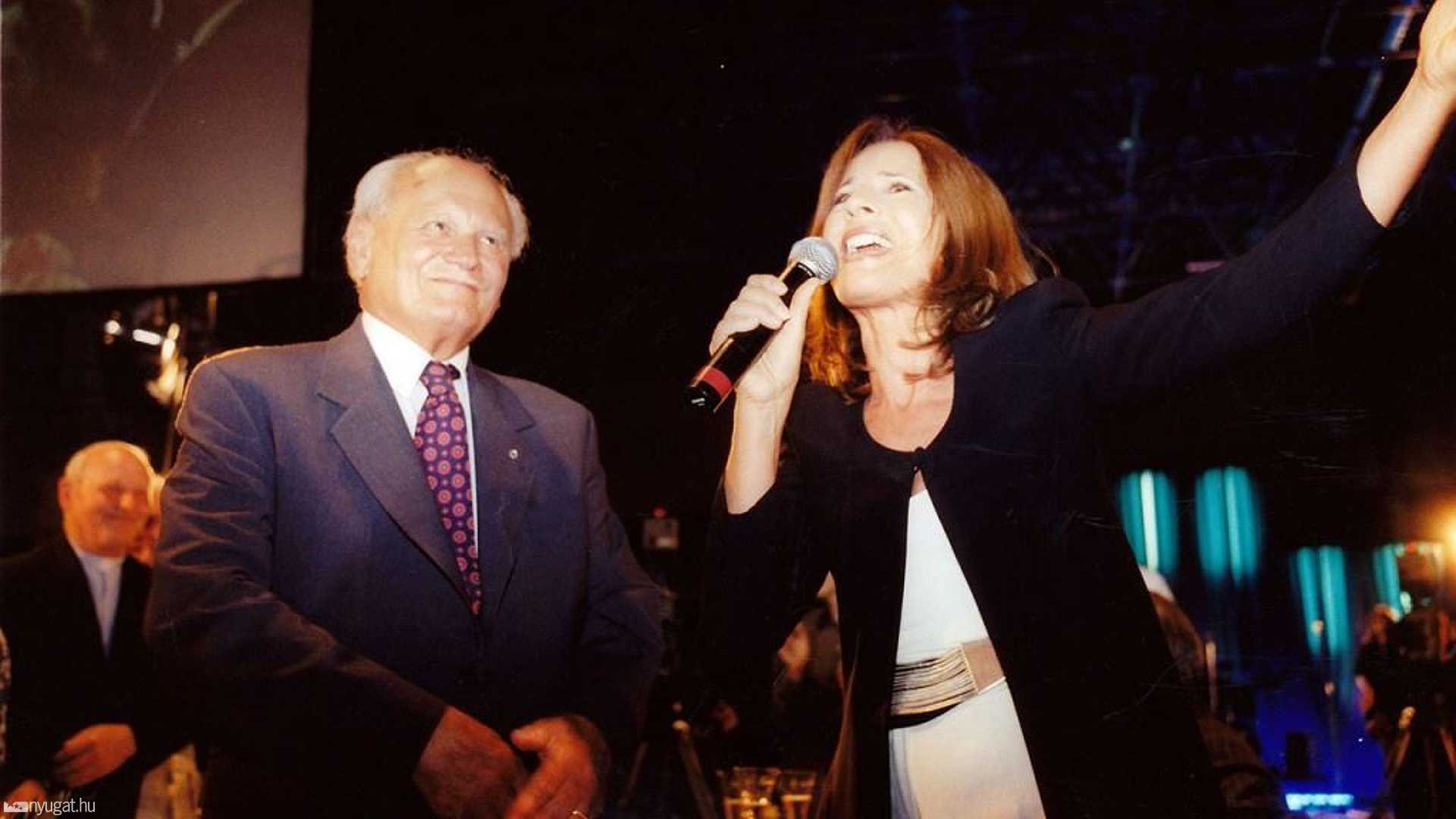 Budapest Sportaréna 2006. Koncz Zsuzsa Göncz Árpádnak énekel