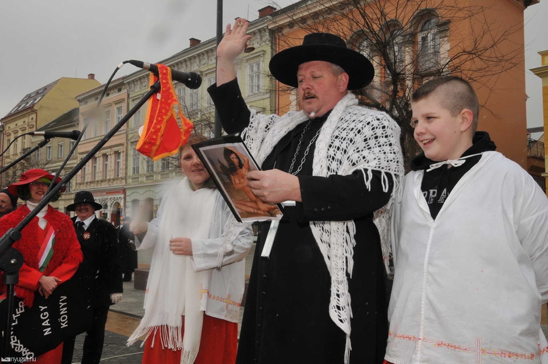 Rönkhúzás álesküvővel a Fő téren