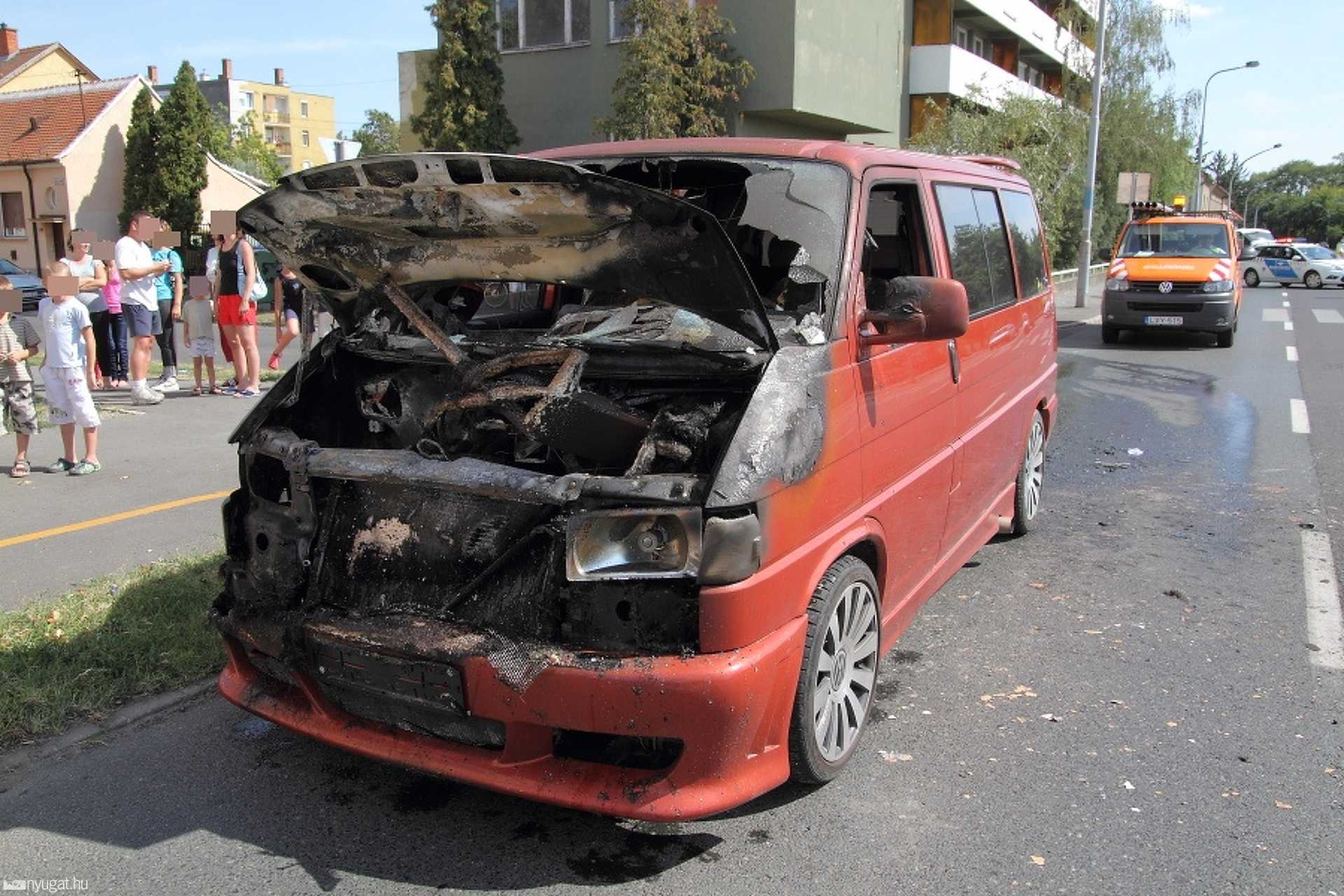 Kigyulladt egy autó a Rohonci úton