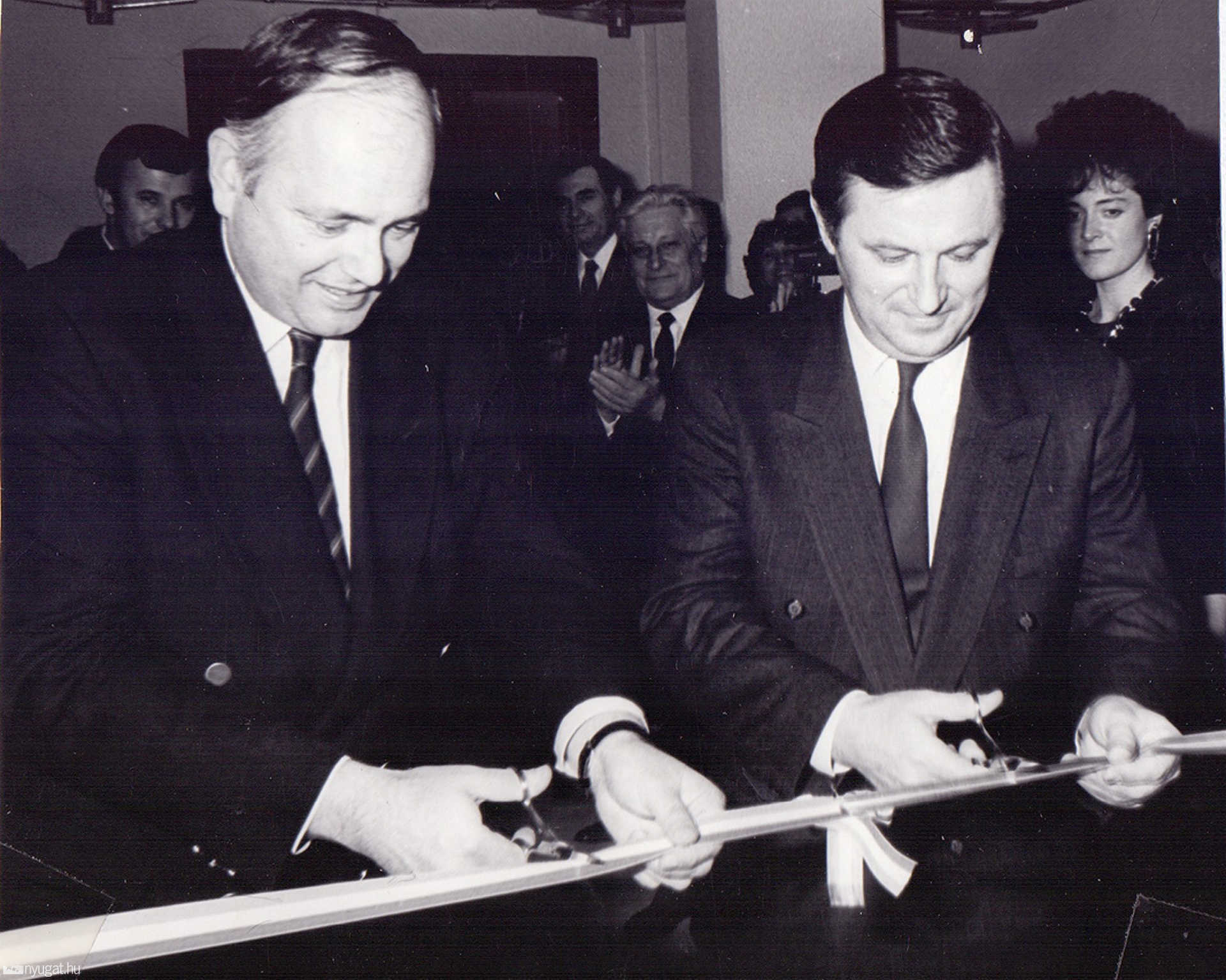Felavatták az ország első digitális telefonközpontját. A képen Németh Miklós miniszterelnök és Heinrich Meisel
