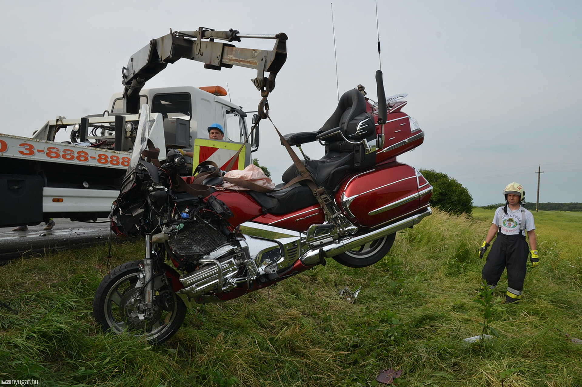 Két motorral ütközött a Nissan a 86-oson, Egyházasrádócnál 