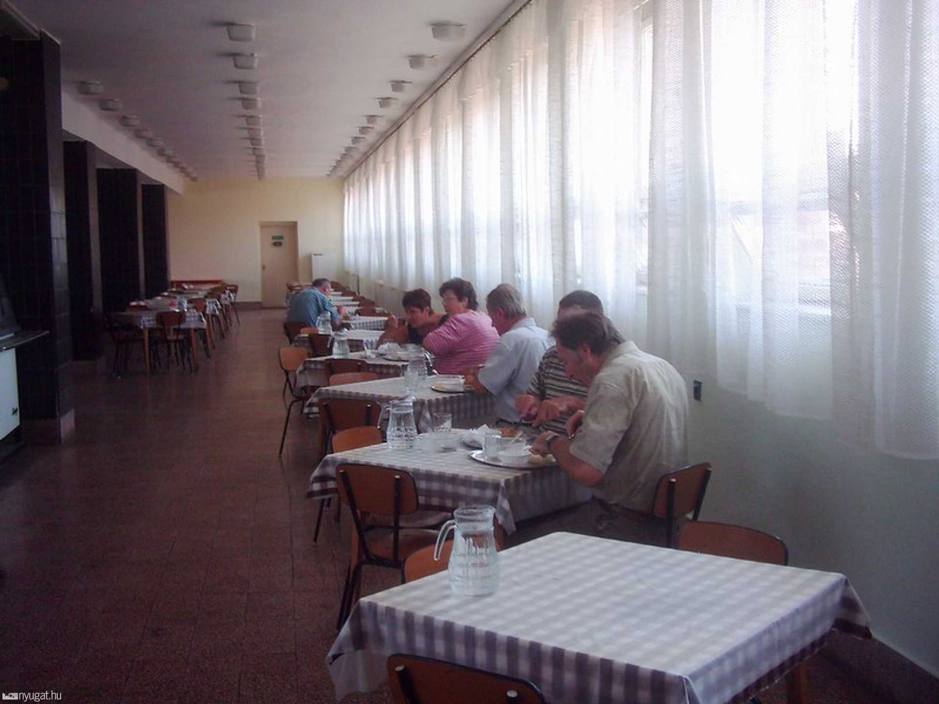Üzemi konyha éttermében ebédidőben (archív)