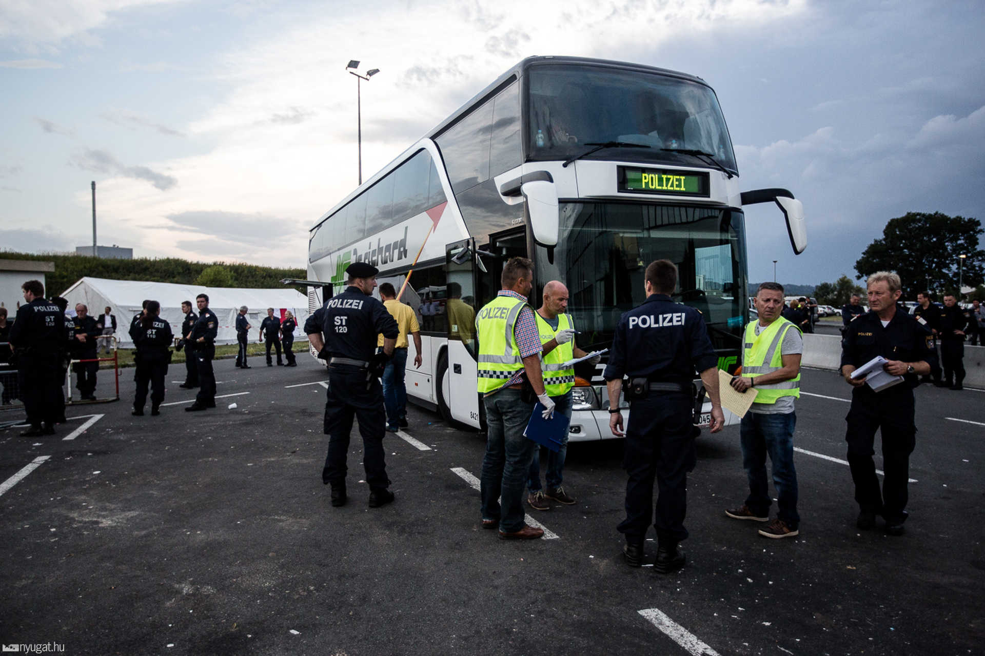 Újabb menekültekkel teli busz érkezett az osztrák-magyar határhoz