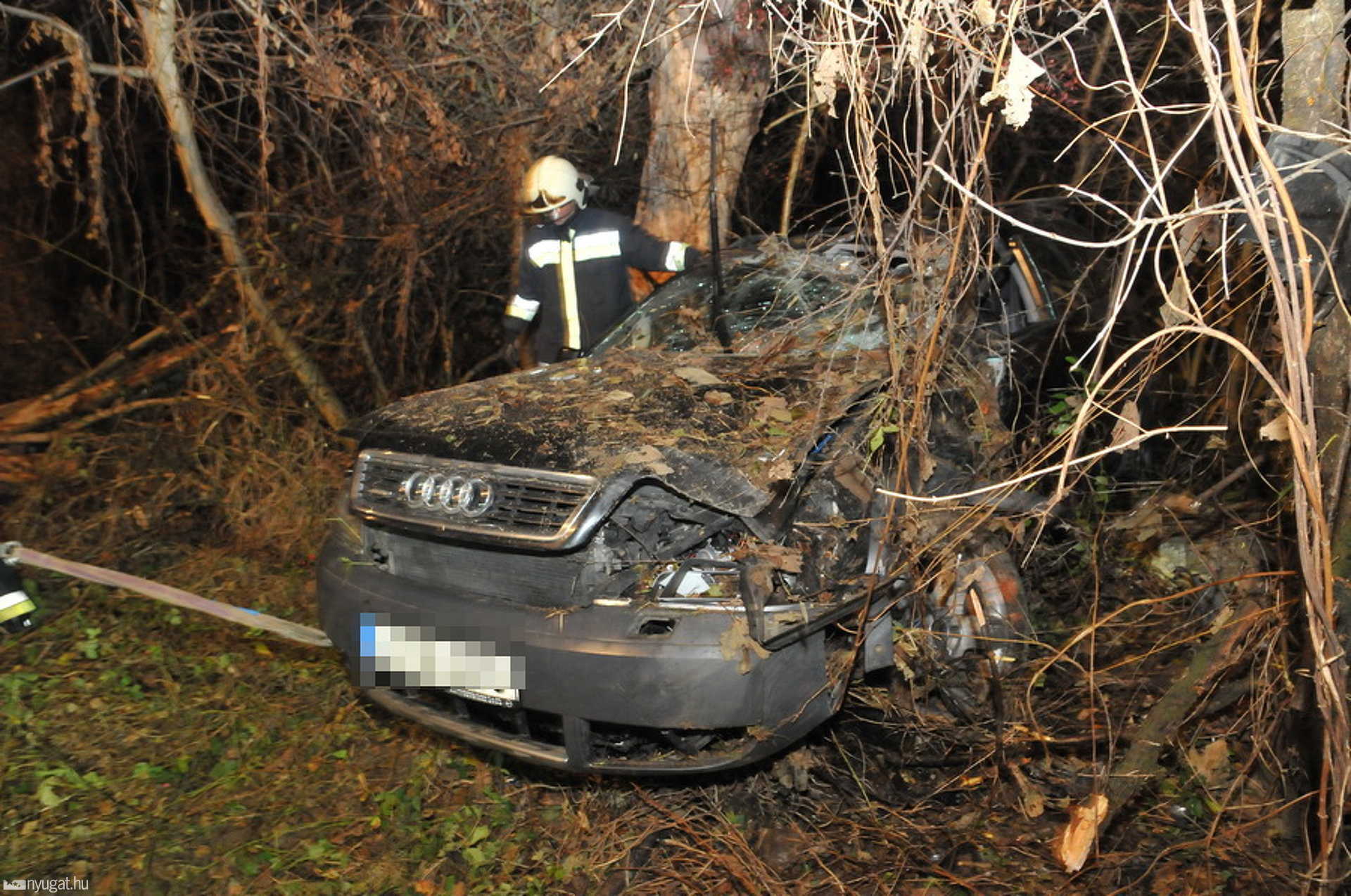 Lerepült az útról és fák közé csapódott az Audi Hegyhátsálnál