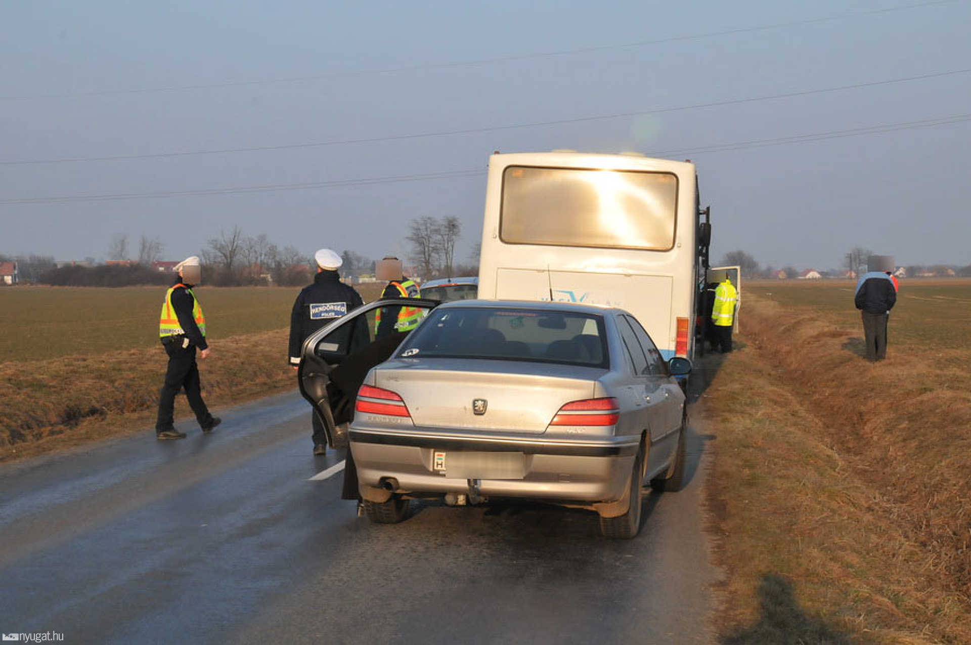 A rendőri karjelzés figyelmen kívül hagyásáért kapott büntetést a sofőr