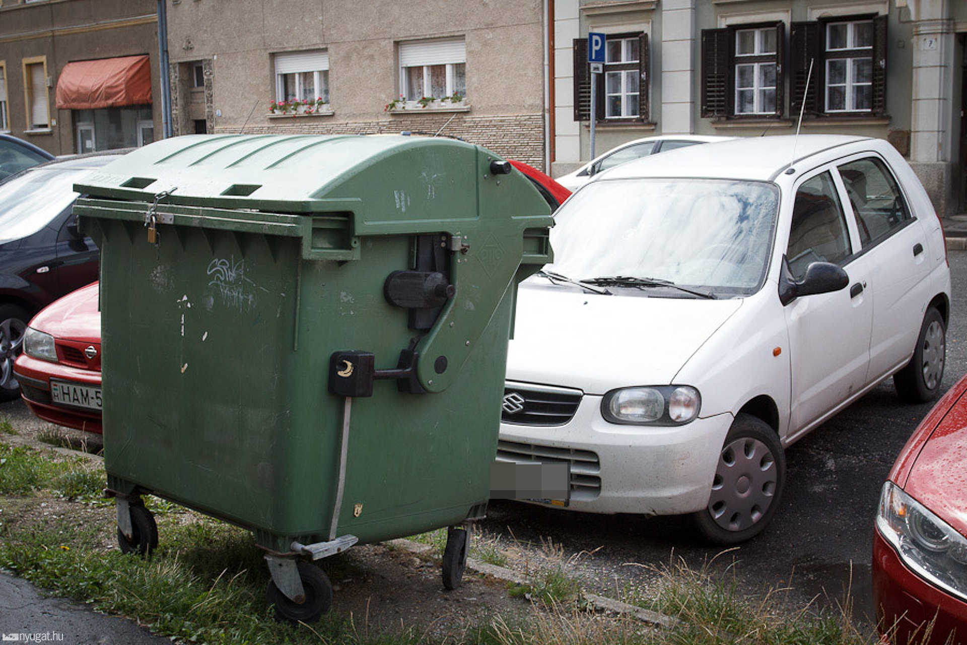Kopott útburkolati jelek a 11-es Huszár út elején