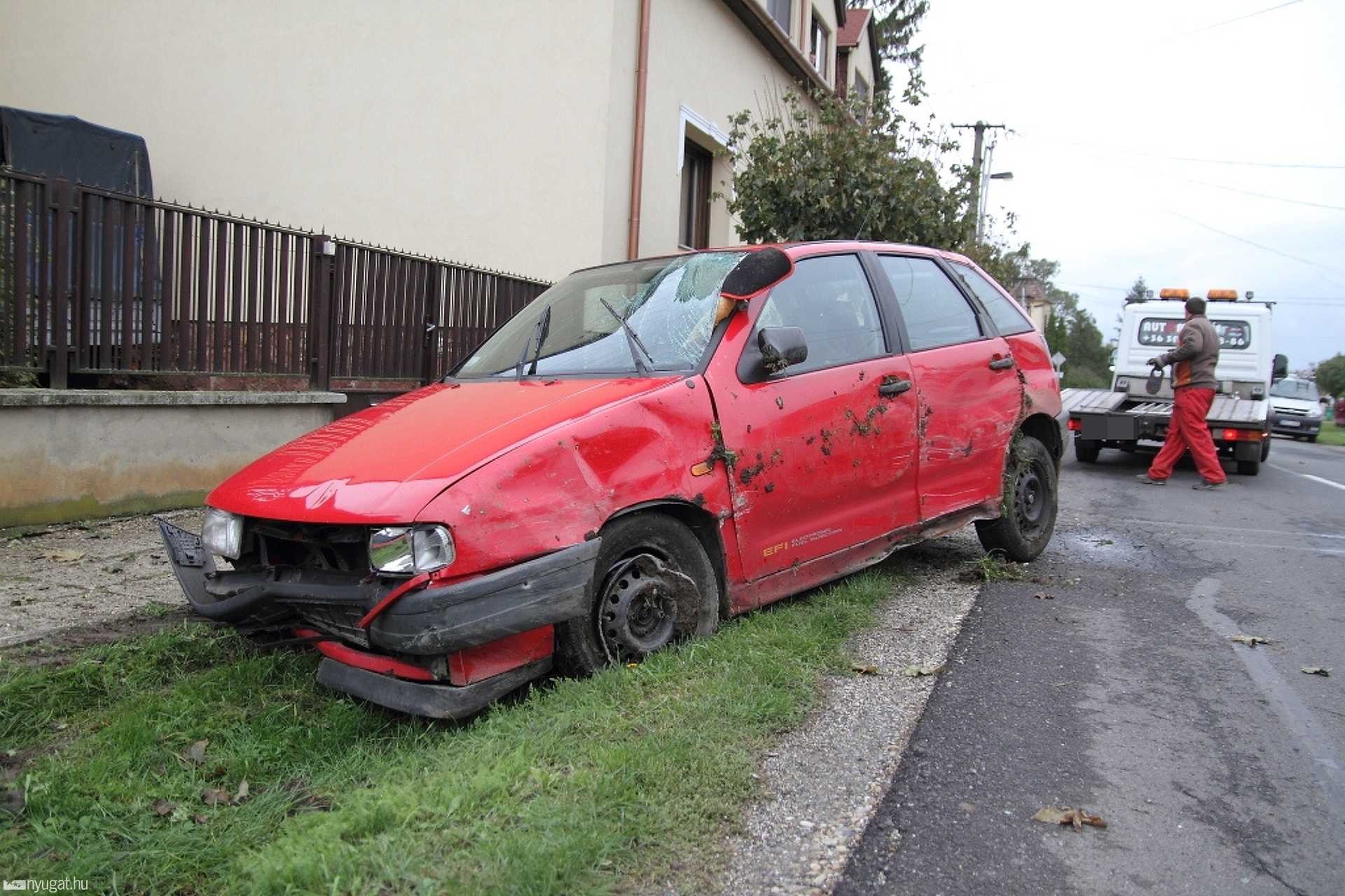 Felborult egy Seat Szombathelyen