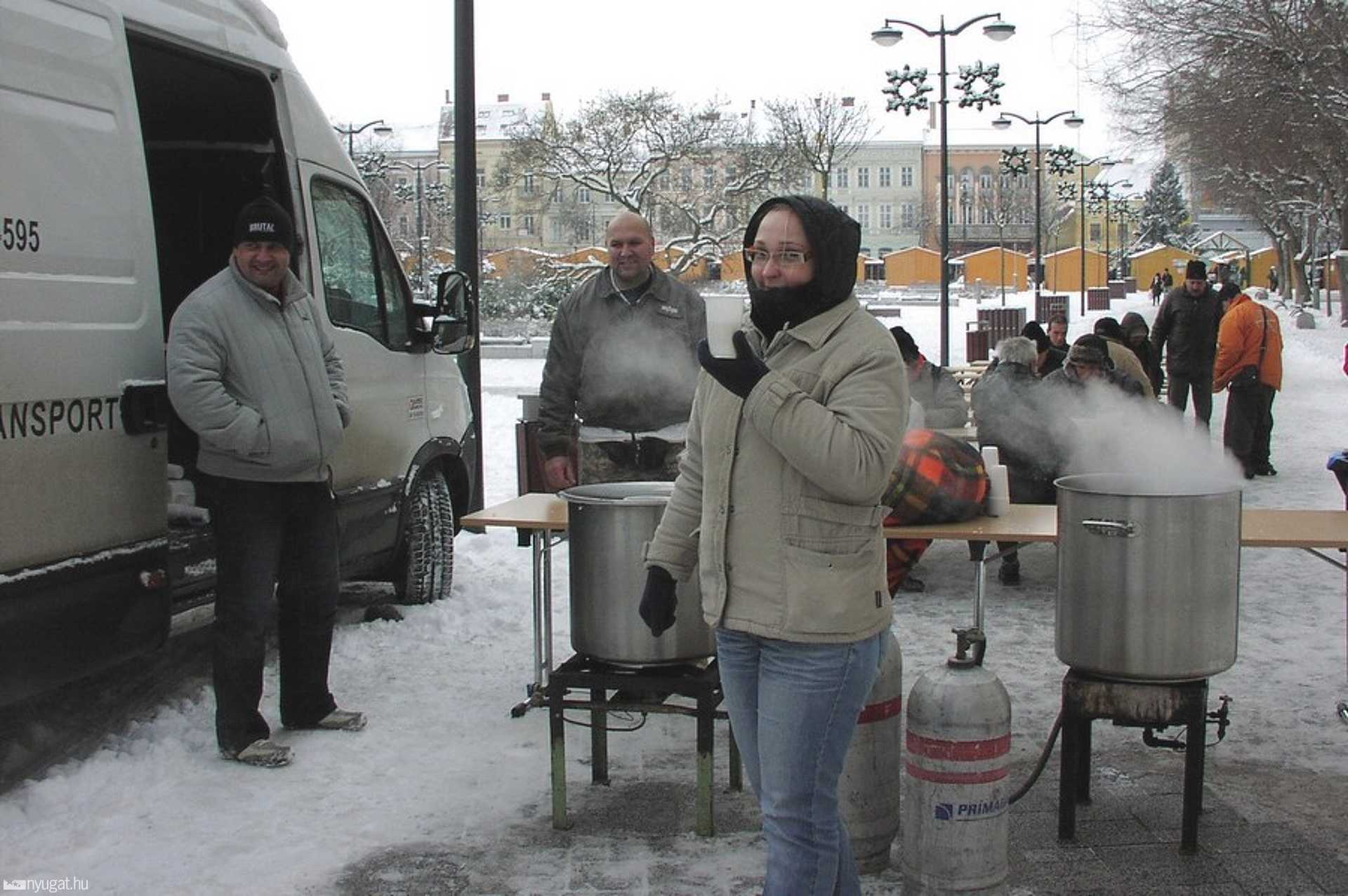 Ételosztás a Fő téren aranyvasárnap