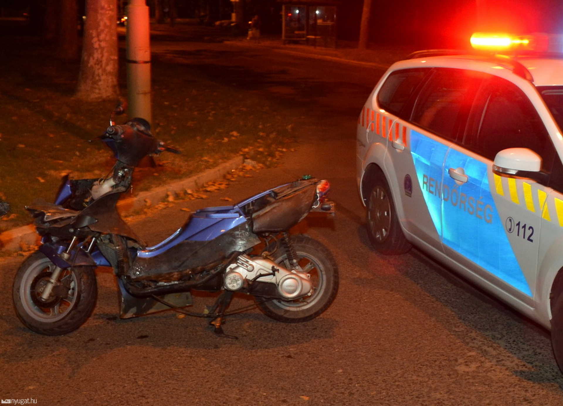 Személyautó ützötte el a szabályos segédmotorost