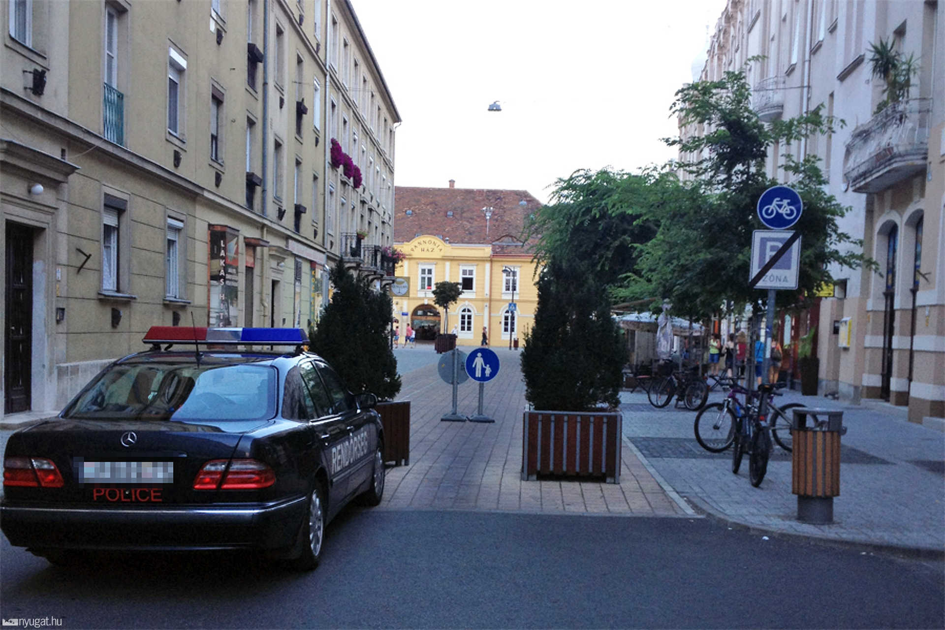 Tilosban parkoló rendőrségi Mercedes