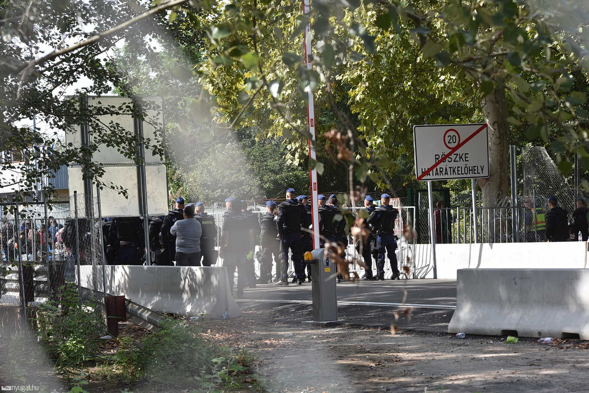 A válsághelyzet kihirdetésekor, a határ magyar oldalán, Röszkénél - 2015.09.15.